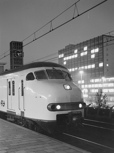 151906 Afbeelding van het electrische treinstel nr. 438 (mat. 1964, plan V) van de N.S. op het N.S.-station Leiden te ...